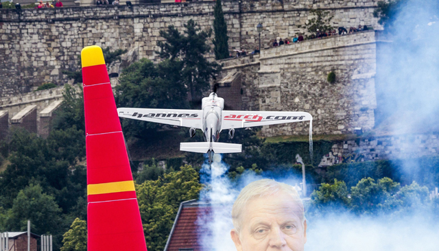 Budapest, 2016. július 17. A késõbbi második helyezett, az osztrák Hannes Arch repül a Duna felett a Red Bull Air Race Master Class kategóriájának versenynapján Budapesten 2016. július 17-én. MTI Fotó: Szigetváry Zsolt
