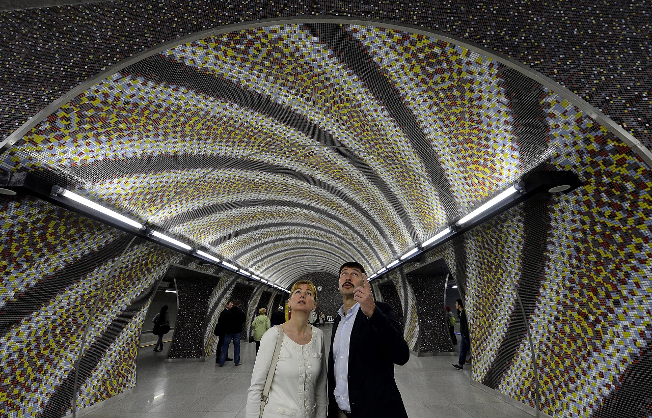 Budapest, 2014. április 11. Áder János köztársasági elnök és felesége, Herczegh Anita a 4-es metró Gellért téri állomásán 2014. április 11-én. Az elnöki pár megtekintette az új metróvonalat. MTI Fotó: Illyés Tibor